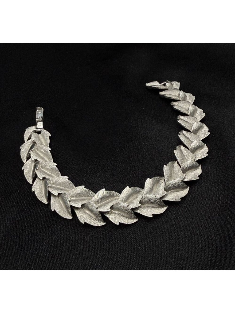 Vintage CROWN TRIFARI Signed 1960s Silver-Tone Leaf Motif Bracelet